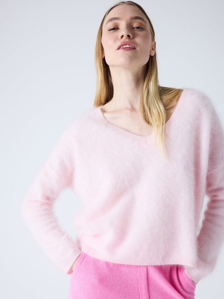OEM custom soft pink V-neck cashmere sweater supplier