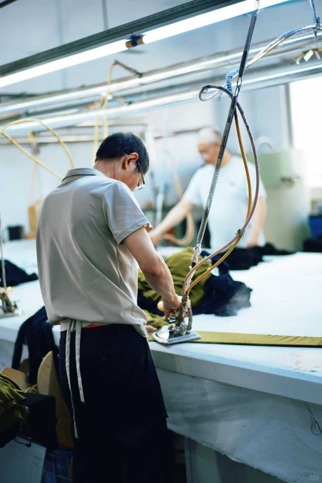 Steam ironing process for finished knitwear in a textile factory finishing department