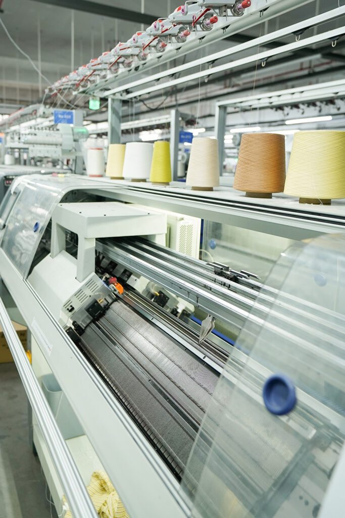 Maszyna dzianiarska Shima Seiki w fabryce produkującej ubrania z kaszmiru OEM dla hurtowników z Polski